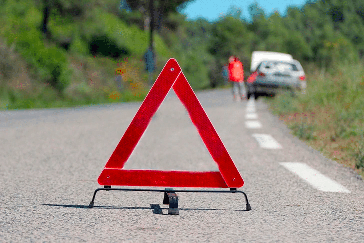 O triângulo de segurança sinaliza problemas com veículo na via